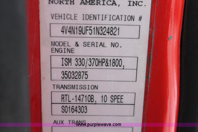 image for item H8358 2001 Volvo VNL semi truck