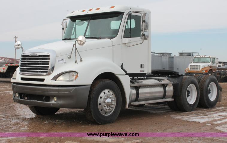 image for item H8361 2004 Freightliner Columbia CL120 semi truck