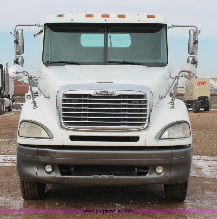 image for item H8361 2004 Freightliner Columbia CL120 semi truck