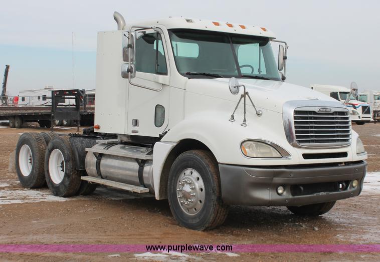 image for item H8361 2004 Freightliner Columbia CL120 semi truck