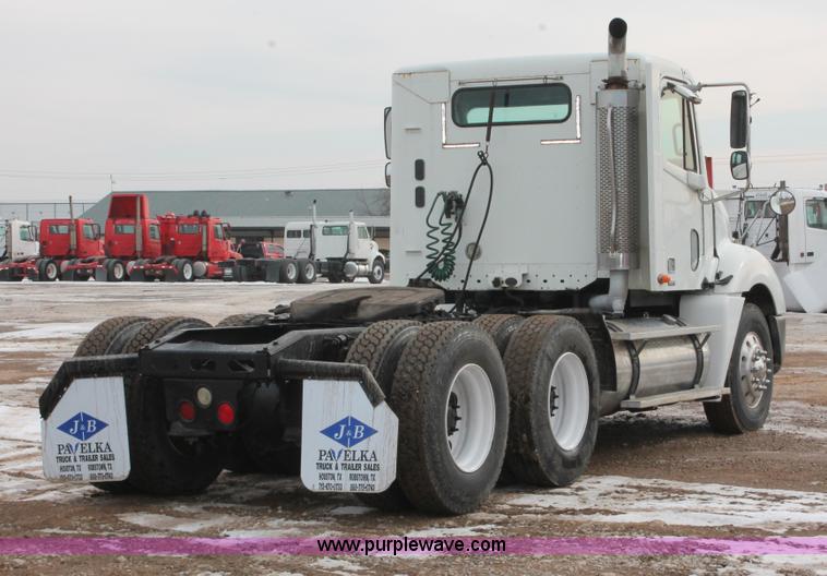 image for item H8361 2004 Freightliner Columbia CL120 semi truck
