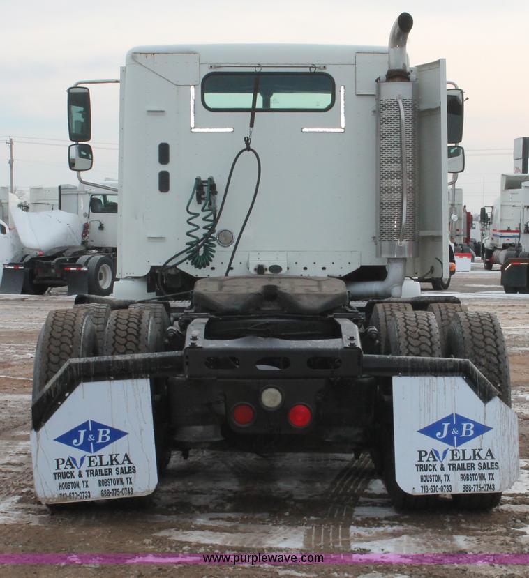 image for item H8361 2004 Freightliner Columbia CL120 semi truck