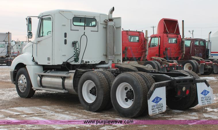 image for item H8361 2004 Freightliner Columbia CL120 semi truck