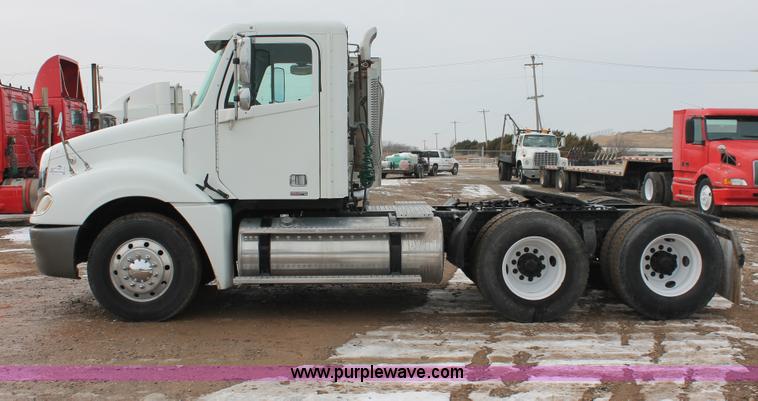 image for item H8361 2004 Freightliner Columbia CL120 semi truck