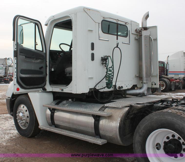image for item H8361 2004 Freightliner Columbia CL120 semi truck
