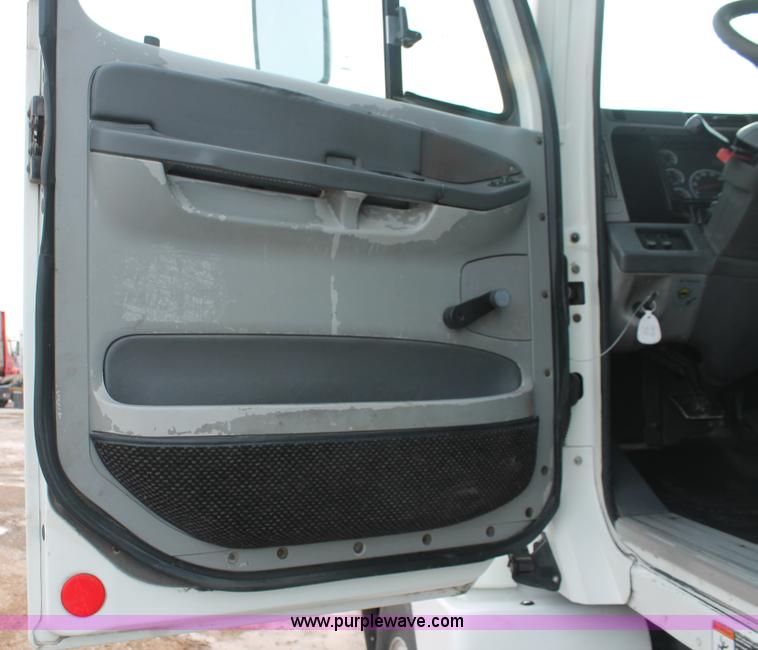 image for item H8361 2004 Freightliner Columbia CL120 semi truck