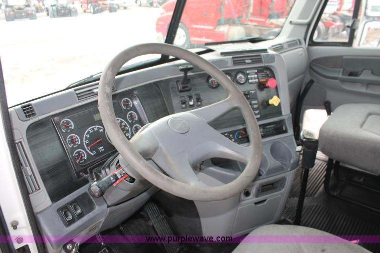 image for item H8361 2004 Freightliner Columbia CL120 semi truck