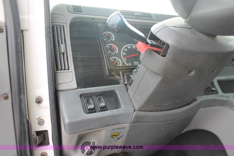 image for item H8361 2004 Freightliner Columbia CL120 semi truck