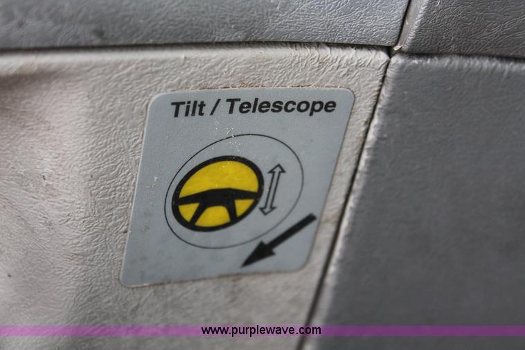 image for item H8361 2004 Freightliner Columbia CL120 semi truck