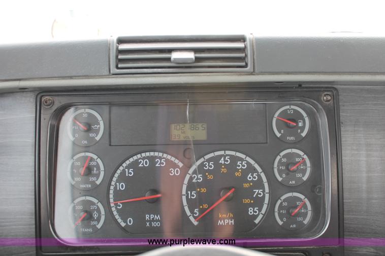 image for item H8361 2004 Freightliner Columbia CL120 semi truck