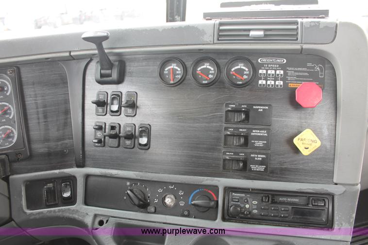 image for item H8361 2004 Freightliner Columbia CL120 semi truck