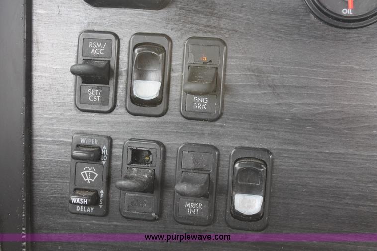 image for item H8361 2004 Freightliner Columbia CL120 semi truck