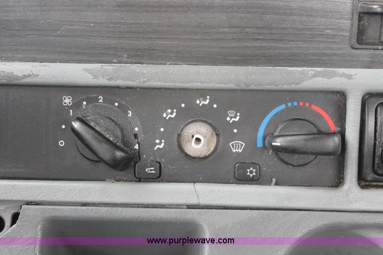 image for item H8361 2004 Freightliner Columbia CL120 semi truck