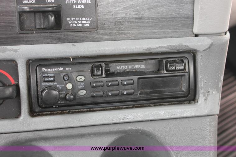 image for item H8361 2004 Freightliner Columbia CL120 semi truck