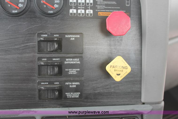 image for item H8361 2004 Freightliner Columbia CL120 semi truck