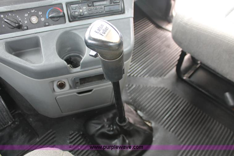 image for item H8361 2004 Freightliner Columbia CL120 semi truck