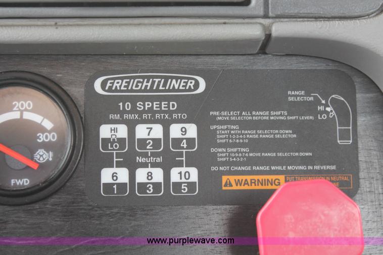 image for item H8361 2004 Freightliner Columbia CL120 semi truck