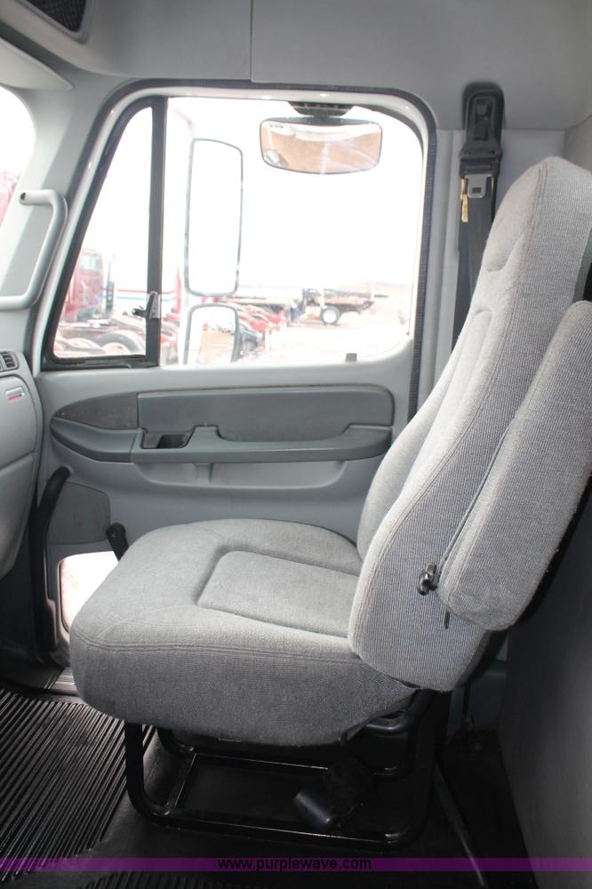 image for item H8361 2004 Freightliner Columbia CL120 semi truck