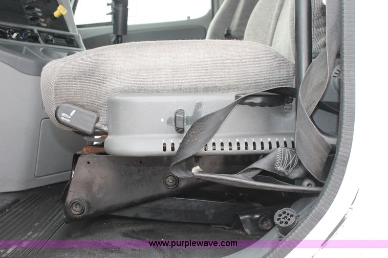 image for item H8361 2004 Freightliner Columbia CL120 semi truck