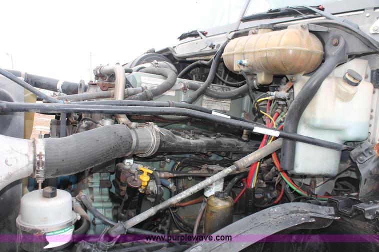 image for item H8361 2004 Freightliner Columbia CL120 semi truck