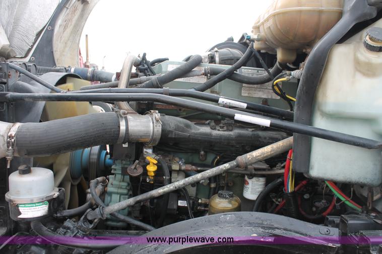 image for item H8361 2004 Freightliner Columbia CL120 semi truck