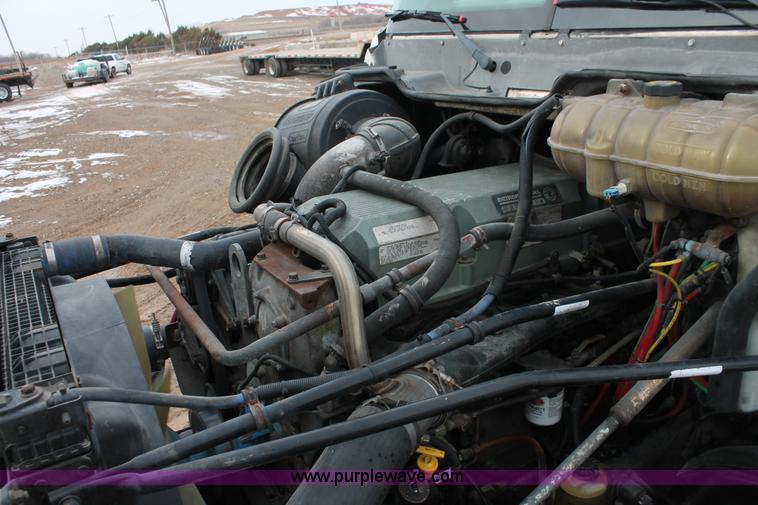 image for item H8361 2004 Freightliner Columbia CL120 semi truck