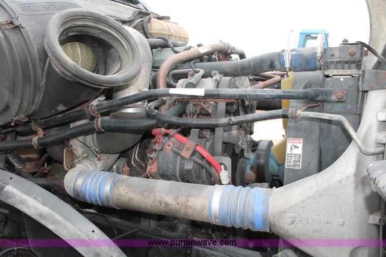 image for item H8361 2004 Freightliner Columbia CL120 semi truck