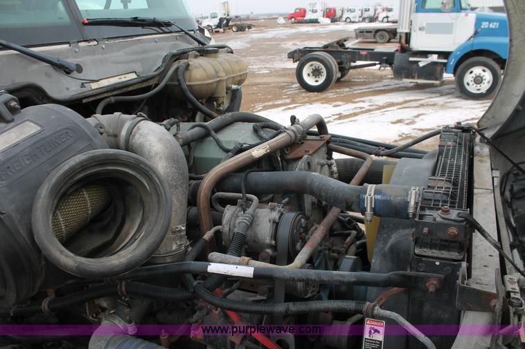 image for item H8361 2004 Freightliner Columbia CL120 semi truck