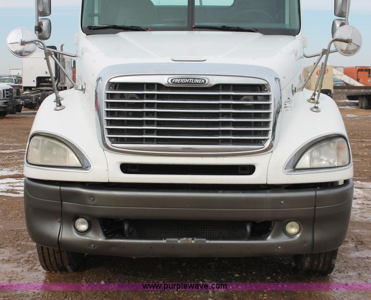 image for item H8361 2004 Freightliner Columbia CL120 semi truck