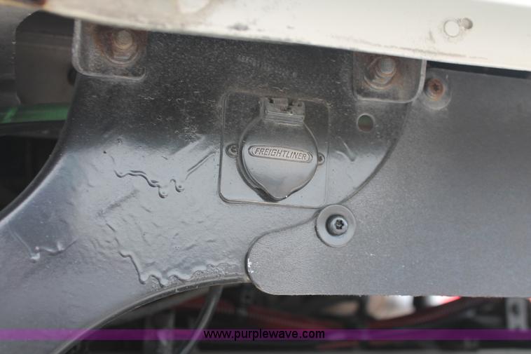 image for item H8361 2004 Freightliner Columbia CL120 semi truck