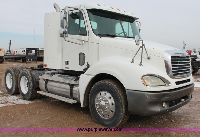 image for item H8361 2004 Freightliner Columbia CL120 semi truck