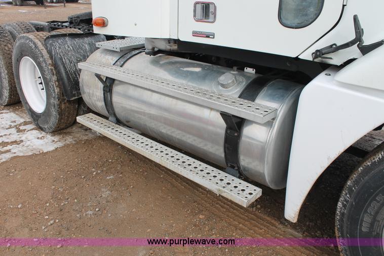 image for item H8361 2004 Freightliner Columbia CL120 semi truck