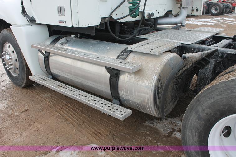 image for item H8361 2004 Freightliner Columbia CL120 semi truck