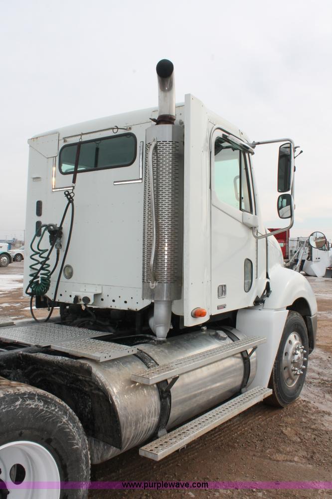 image for item H8361 2004 Freightliner Columbia CL120 semi truck