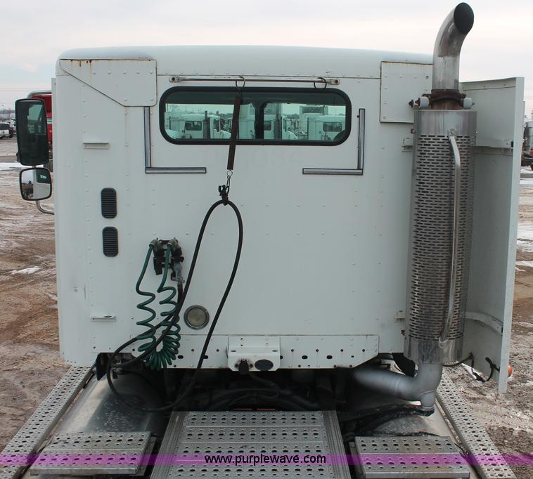 image for item H8361 2004 Freightliner Columbia CL120 semi truck