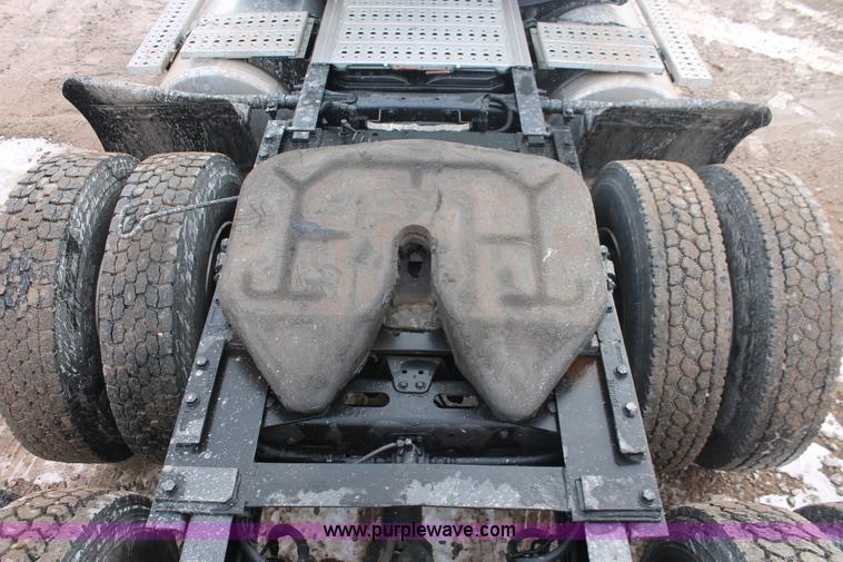 image for item H8361 2004 Freightliner Columbia CL120 semi truck