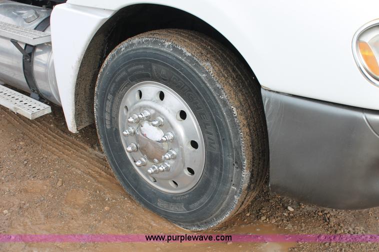 image for item H8361 2004 Freightliner Columbia CL120 semi truck