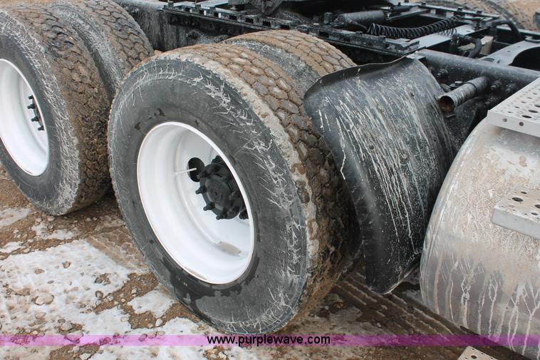 image for item H8361 2004 Freightliner Columbia CL120 semi truck