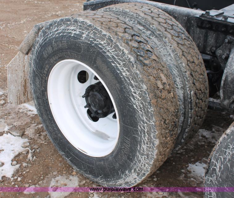 image for item H8361 2004 Freightliner Columbia CL120 semi truck