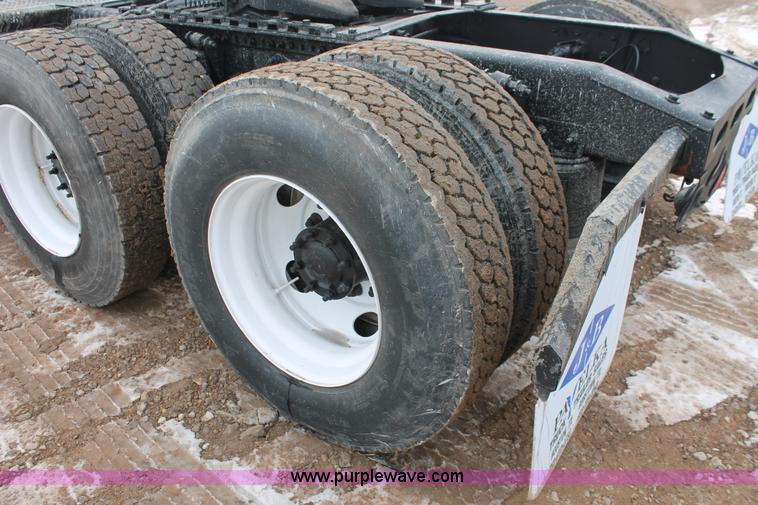 image for item H8361 2004 Freightliner Columbia CL120 semi truck