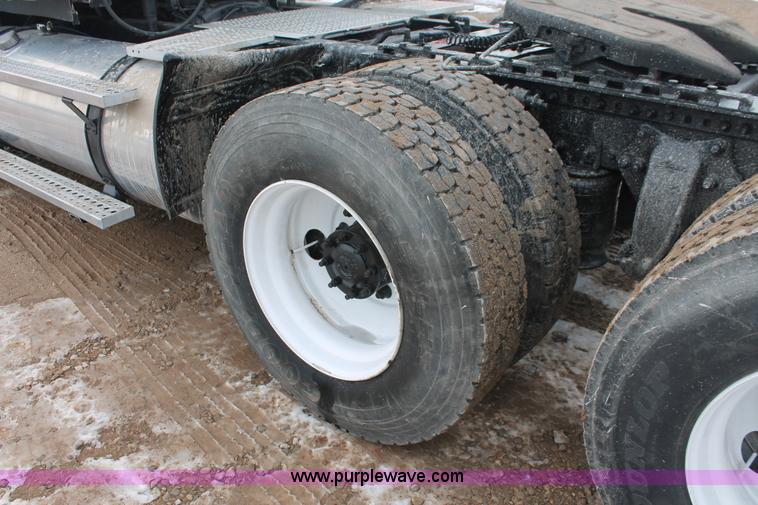 image for item H8361 2004 Freightliner Columbia CL120 semi truck