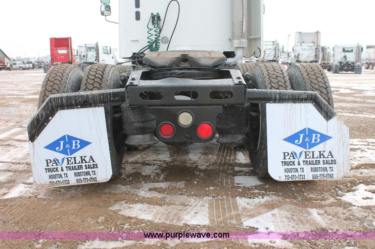 image for item H8361 2004 Freightliner Columbia CL120 semi truck