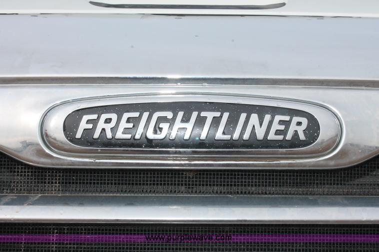 image for item H8361 2004 Freightliner Columbia CL120 semi truck