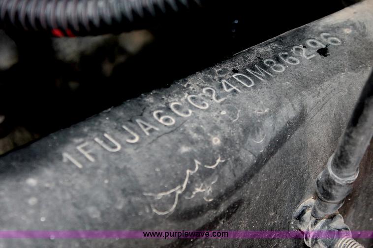 image for item H8361 2004 Freightliner Columbia CL120 semi truck