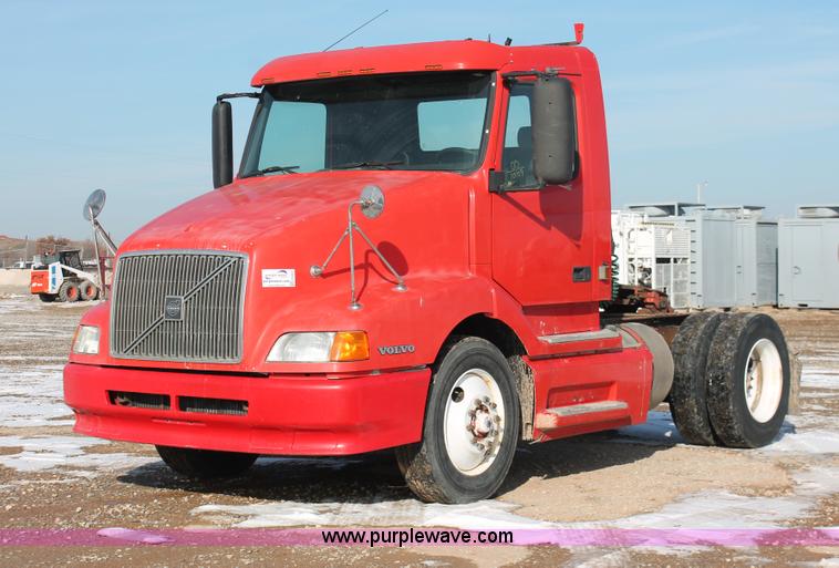 image for item H8364 2000 Volvo VNL semi truck