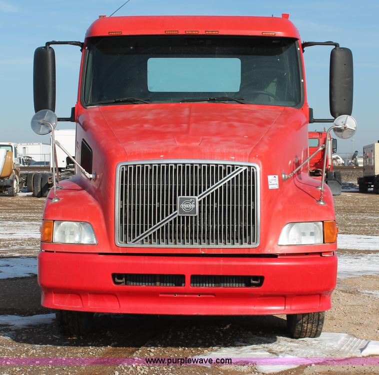 image for item H8364 2000 Volvo VNL semi truck