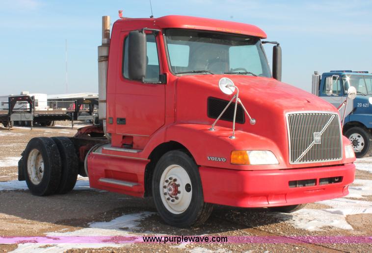 image for item H8364 2000 Volvo VNL semi truck