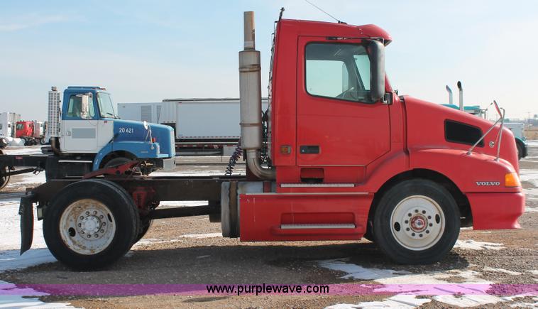 image for item H8364 2000 Volvo VNL semi truck