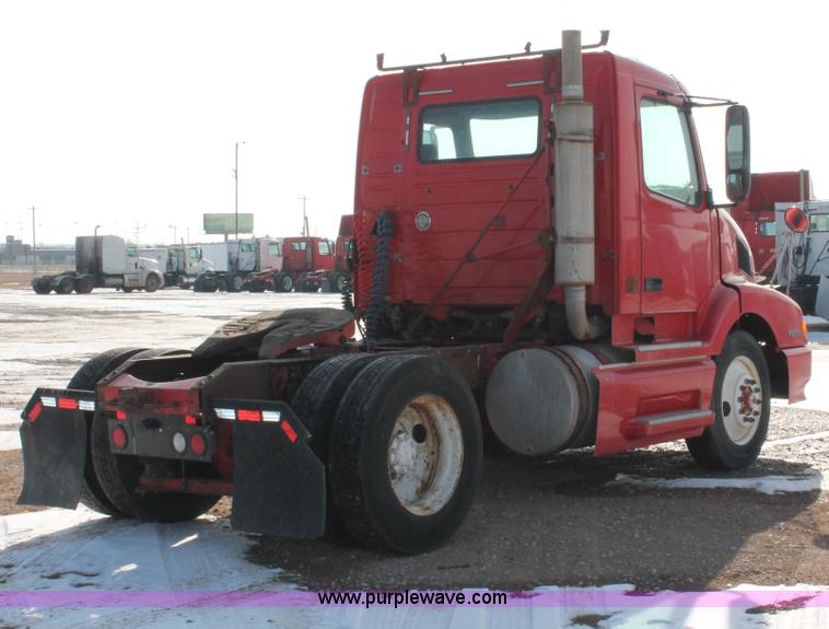 image for item H8364 2000 Volvo VNL semi truck