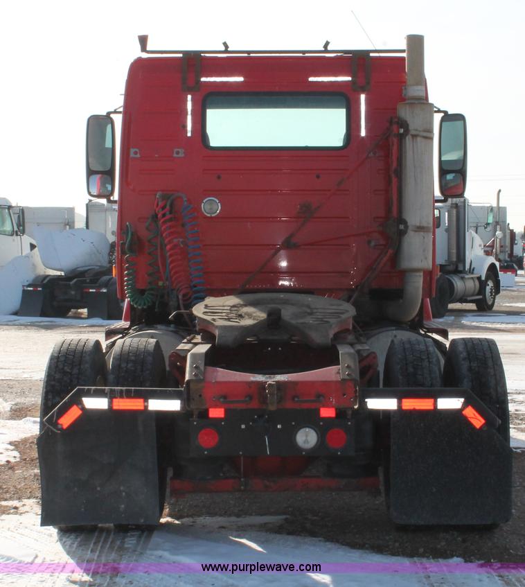 image for item H8364 2000 Volvo VNL semi truck